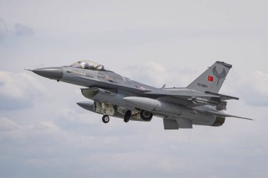 KONYA, TURKIYE - Mayıs 09, 2023: Türk Hava Kuvvetleri Lockheed Martin F-16C Fighting Falcon (4R-102) Anadolu Kartal Hava Kuvvetleri Tatbikatı sırasında Konya Havalimanı 'ndan havalanmıştır.