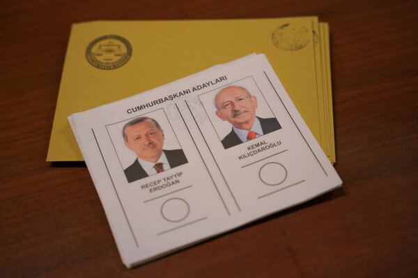 СТАНБУЛ, ТУРКИЙ - 28 мая 2023 года: Избирательный бюллетень и штамп во время президентских выборов в Турцию