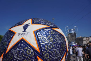 ISTANBUL, TURKIYE - 10 Haziran 2023: İstanbul Şampiyonlar Ligi Finali sırasında Taksim Meydanı 'nda Kupa