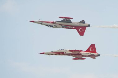 İSTANBUL, TURKIYE - MAYIS 01, 2023: Türk Yıldızları ve Türk Hava Kuvvetleri akrobatik gösteri ekibi İstanbul Teknofest sırasında İstanbul Atatürk Havalimanı 'nda sergilendi