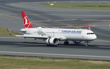 ISTANBUL, TURKIYE - Ekim 01, 2022: Türk Havayolları Airbus A321-271NX (8794) İstanbul Uluslararası Havaalanına indi
