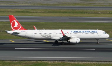ISTANBUL, TURKIYE - Ekim 01, 2022: Türk Havayolları Airbus A321-231 (6652) İstanbul Uluslararası Havaalanına indi