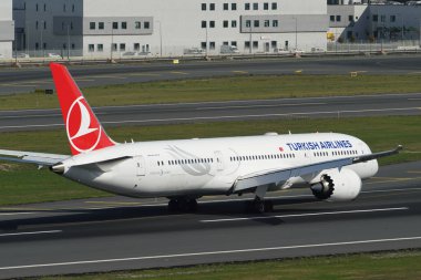 ISTANBUL, TURKIYE - Ekim 01, 2022: Türk Hava Yolları Boeing 787-9 (65810) İstanbul Uluslararası Havaalanına indi