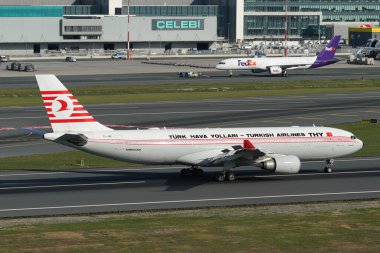 ISTANBUL, TURKIYE - Ekim 01, 2022: Türk Havayolları Airbus A330-203 (742) İstanbul Uluslararası Havaalanına indi