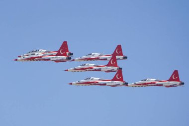 İSTANBUL, TURKIYE - 30 Nisan 2023: Türk Yıldızları ve Türk Hava Kuvvetleri akrobatik gösteri ekibi İstanbul Teknofest sırasında İstanbul Atatürk Havalimanı 'nda sergilendi