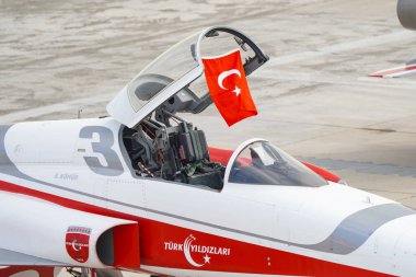 İSTANBUL, TURKIYE - MAYIS 01, 2023: Türk Yıldızları ve Türk Hava Kuvvetleri akrobatik gösteri ekibi İstanbul Teknofest sırasında İstanbul Atatürk Havalimanı 'nda sergilendi