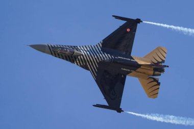 İSTANBUL, TÜRKİYE - 30 Nisan 2023: SOLOTURK, Türk Hava Kuvvetleri Generali Dinamik F-16C İstanbul Teknofest sırasında İstanbul Atatürk Havalimanı 'nda Falcon' da sergileniyor