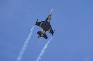 İSTANBUL, TÜRKİYE - 30 Nisan 2023: SOLOTURK, Türk Hava Kuvvetleri Generali Dinamik F-16C İstanbul Teknofest sırasında İstanbul Atatürk Havalimanı 'nda Falcon' da sergileniyor