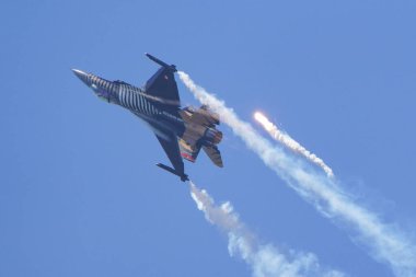 İSTANBUL, TURKIE - MAYIS 01, 2023: SOLOTURK, Türk Hava Kuvvetleri Generali Dinamik F-16C Savaş Şahini Teknofest İstanbul 'u sırasında İstanbul Atatürk Havalimanı' nda sergileniyor