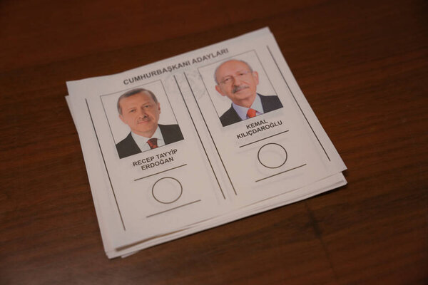 СТАНБУЛ, ТУРКИЙ - 28 мая 2023 года: Избирательный бюллетень и штамп во время президентских выборов в Турцию