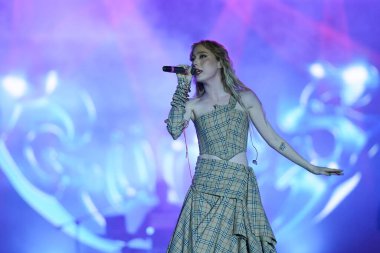 ISTANBUL, TURKIYE - 25 Mayıs 2023: Türk Şarkıcı Gunes konseri İstanbul 'da