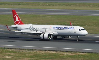 ISTANBUL, TURKIYE - Ekim 01, 2022: Türk Havayolları Airbus A321-271NX (9415) İstanbul Uluslararası Havaalanına indi