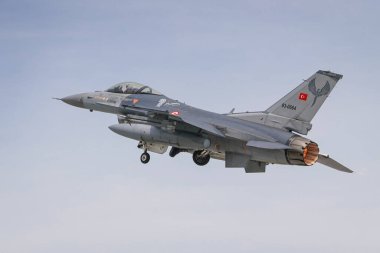 KONYA, TURKIYE - Mayıs 09, 2023: Türk Hava Kuvvetleri Lockheed Martin F-16C Fighting Falcon (HC-08) Anadolu Kartal Hava Kuvvetleri Tatbikatı sırasında Konya Havalimanı 'ndan havalandı