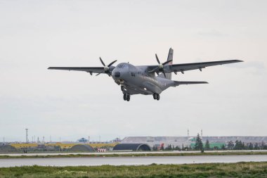 KONYA, TURKIYE - MAYIS 09, 2023: Türk Hava Kuvvetleri CASA CN-235M-100 (C-104) Anadolu Kartal Hava Kuvvetleri Tatbikatı sırasında Konya Havalimanı 'ndan havalanır.