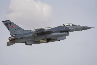 KONYA, TURKIYE - Mayıs 09, 2023: Türk Hava Kuvvetleri Lockheed Martin F-16C Fighting Falcon (HC-7) Anadolu Kartal Hava Kuvvetleri Tatbikatı sırasında Konya Havalimanı 'ndan havalandı