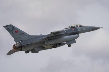 KONYA, TURKIYE - Mayıs 09, 2023: Türk Hava Kuvvetleri Lockheed Martin F-16C Fighting Falcon (HC-08) Anadolu Kartal Hava Kuvvetleri Tatbikatı sırasında Konya Havalimanı 'ndan havalandı