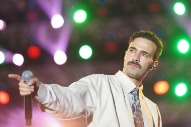 ISTANBUL, TURKIYE - 23 Mayıs 2023: Türk Şarkıcı Mert Demir İstanbul 'da konser verdi