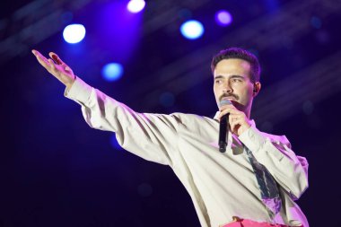 ISTANBUL, TURKIYE - 23 Mayıs 2023: Türk Şarkıcı Mert Demir İstanbul 'da konser verdi