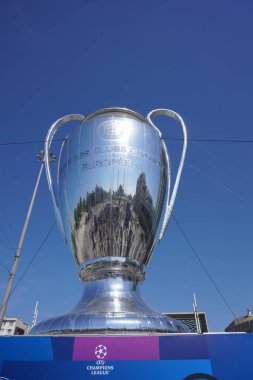 ISTANBUL, TURKIYE - 10 Haziran 2023: İstanbul Şampiyonlar Ligi Finali sırasında Taksim Meydanı 'nda Kupa