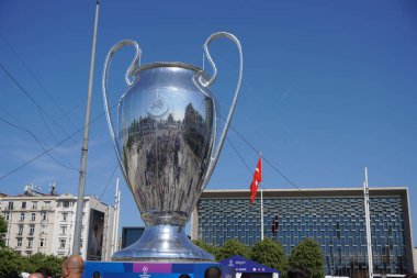 ISTANBUL, TURKIYE - 10 Haziran 2023: İstanbul Şampiyonlar Ligi Finali sırasında Taksim Meydanı 'nda Kupa