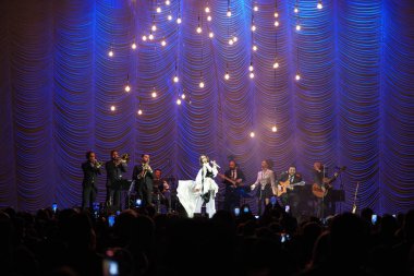 ISTANBUL, TURKIYE - 12 Mayıs 2023: Türk Şarkıcı Zeynep Bastik İstanbul 'da konser verdi