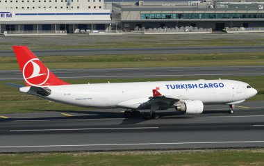 ISTANBUL, TURKIYE - Ekim 01, 2022: Türk Havayolları Kargo Airbus A330-223F (1164) İstanbul Uluslararası Havaalanına indi