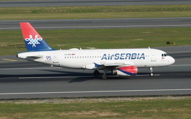 ISTANBUL, TURKIYE - Ekim 01, 2022: Air Serbia Airbus A319-132 (2277) İstanbul Uluslararası Havaalanına indi