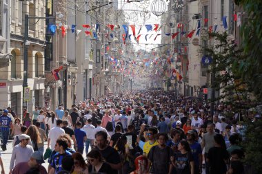 İSTANBUL, TÜRKİYE - 10 Haziran 2023: Istiklal Caddesi 'ndeki Kalabalık