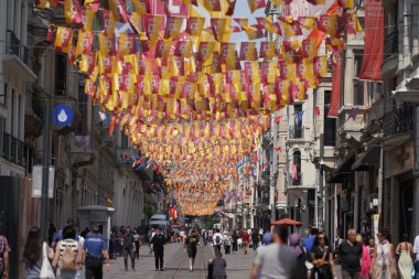 İSTANBUL, TURKIYE - 18 Haziran 2023: Istiklal Caddesi, Beyoğlu 'ndaki Kalabalık