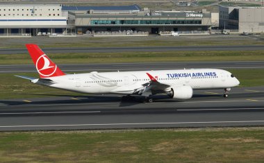 ISTANBUL, TURKIYE - Ekim 01, 2022: Türk Havayolları Airbus A350-941 (454) İstanbul Uluslararası Havaalanına indi