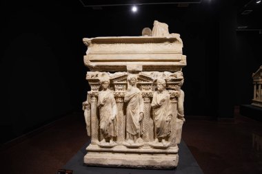Domitias Julianus ve Domitias Philiskas Sarcophagus, Antalya Arkeoloji Müzesi, Antalya Şehri, Türkiye