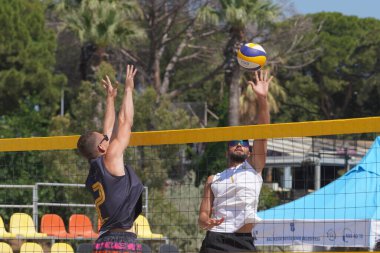 BALIKESIR, TURKIYE - 24 Haziran 2023: Pro Beach Tour Oren Leg sırasında tanımlanamayan atlet