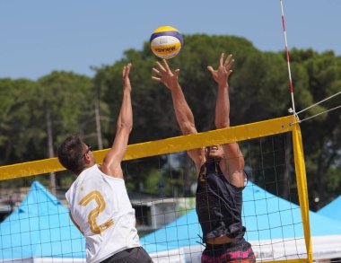 BALIKESIR, TURKIYE - 24 Haziran 2023: Pro Beach Tour Oren Leg sırasında tanımlanamayan atlet