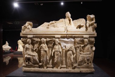Domitias Julianus ve Domitias Philiskas Sarcophagus, Antalya Arkeoloji Müzesi, Antalya Şehri, Türkiye