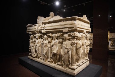 Domitias Julianus ve Domitias Philiskas Sarcophagus, Antalya Arkeoloji Müzesi, Antalya Şehri, Türkiye