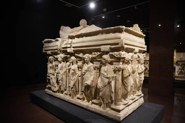 Domitias Julianus ve Domitias Philiskas Sarcophagus, Antalya Arkeoloji Müzesi, Antalya Şehri, Türkiye