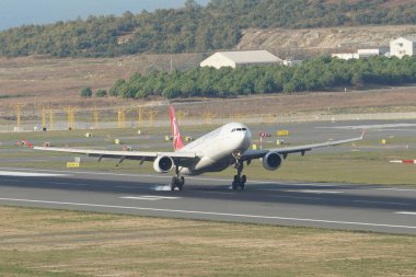 ISTANBUL, TURKIYE - Ekim 01, 2022: Türk Havayolları Airbus A330-302 (1499) İstanbul Uluslararası Havaalanına indi