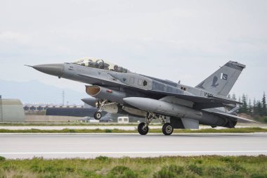 KONYA, TURKIYE - Mayıs 09, 2023: Pakistan Hava Kuvvetleri Lockheed Martin F-16D Fighting Falcon (JF-1) Anadolu Kartal Hava Kuvvetleri Tatbikatı sırasında Konya Havalimanı 'na indi