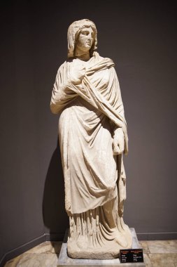 Antalya Arkeoloji Müzesi 'nde Giyinmiş Kadın Heykeli, Antalya Şehri, Türkiye