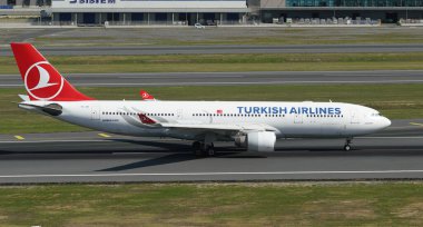 ISTANBUL, TURKIYE - Ekim 01, 2022: Türk Havayolları Airbus A330-223 (869) İstanbul Uluslararası Havaalanına indi