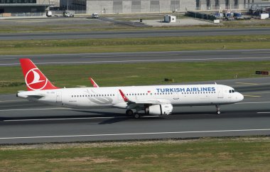 ISTANBUL, TURKIYE - Ekim 01, 2022: Türk Havayolları Airbus A321-231 (6657) İstanbul Uluslararası Havaalanına indi