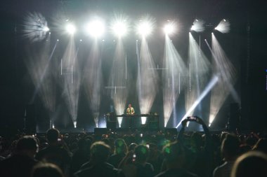 ISTANBUL, TURKIYE - Haziran 09, 2023: İstanbul Şampiyonlar Ligi Final Festivali sırasında DJ Sahnedeki Frekanslarını Kaybetti