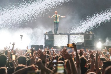 ISTANBUL, TURKIYE - Haziran 09, 2023: İstanbul Şampiyonlar Ligi Final Festivali sırasında DJ Sahnedeki Frekanslarını Kaybetti