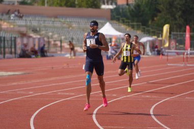 IZMIR, TURKIYE - 5 Temmuz 2023: Yasmani Copello İzmir Seha Aksoy Atletizm Alanında Süper Lig Yarışmaları sırasında koşuyor