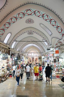 İSTANBUL, TÜRKİYE - 13 Temmuz 2023: insanlar Grand Bazaar 'da alışveriş yapıyor. Grand Bazaar dünyanın en büyük ve en eski kapalı pazarlarından biridir..