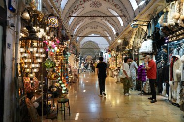İSTANBUL, TÜRKİYE - 13 Temmuz 2023: insanlar Grand Bazaar 'da alışveriş yapıyor. Grand Bazaar dünyanın en büyük ve en eski kapalı pazarlarından biridir..