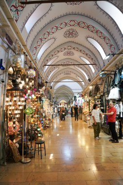 İSTANBUL, TÜRKİYE - 13 Temmuz 2023: insanlar Grand Bazaar 'da alışveriş yapıyor. Grand Bazaar dünyanın en büyük ve en eski kapalı pazarlarından biridir..