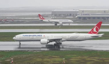 ISTANBUL, TURKIYE - 15 Ekim 2022: Türk Hava Yolları Boeing 777-3F2ER (40711) İstanbul Uluslararası Havaalanına indi