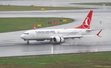 ISTANBUL, TURKIYE - 15 Ekim 2022: Türk Hava Yolları Boeing 737-8MAX (60056) İstanbul Uluslararası Havaalanına indi