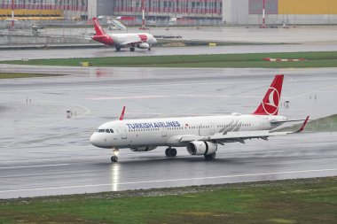 ISTANBUL, TURKIYE - 15 Ekim 2022: Türk Havayolları Airbus A321-231 (5465) İstanbul Uluslararası Havaalanına indi